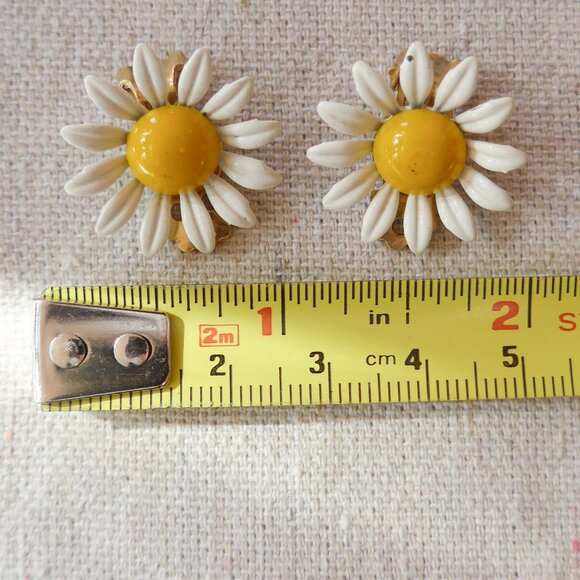 Vintage 60s Daisy Clip on Earrings - Picture 9 of 9